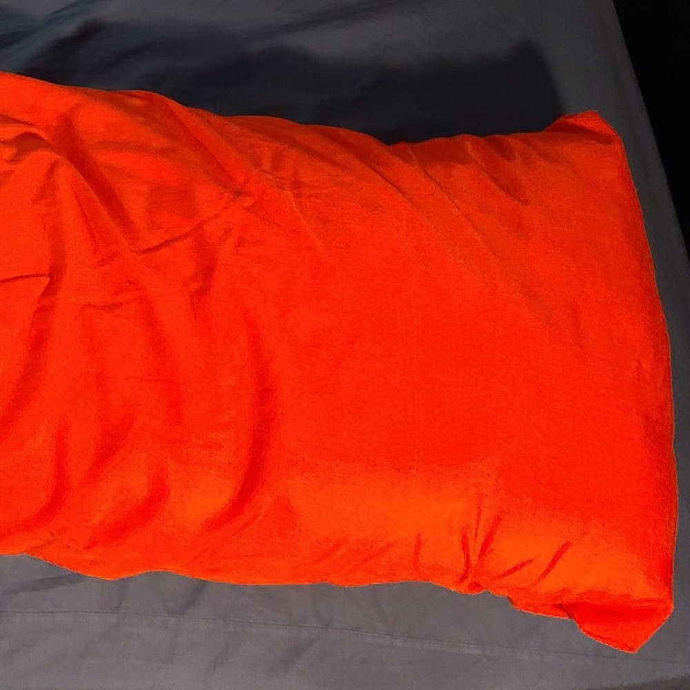 Red pillow, long